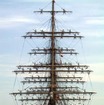 登しょう礼（帆船最高の儀礼）出航時、マストに登った実習生が「ごきげんよう」を三唱する