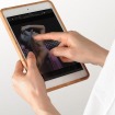 「iPad mini用木製ケース」（型番：EEA-YW0932）の利用イメージ（iPad miniは別売）