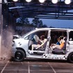 20日に日本自動車研究所（JARI）で行われた衝突試験。一般の立場で試験を見ることができるのは年に1回、この日のみ。