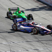 エリオ・カストロネベス（手前）は今回10位だったが、ポイントリーダーの座を守った。写真：IndyCar