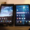 GALAXY Tab 7.7 Plus(右)と比べると幅が小さく、片手でも持ちやすい
