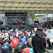 F1日本GP以外で国内最大級の集客が見込めるレースイベント、ゴールデンウイークのSUPER GT富士戦。スタンド裏も予選日から大いに賑わう。