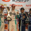 レクサス/トヨタが第2戦富士を完全制圧。左からGT500優勝の中嶋一貴、J.ロシター、GT300優勝の新田守男、嵯峨宏紀。
