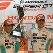 GT500優勝の中嶋一貴（左）とジェームス・ロシター。