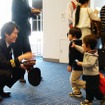 パイロットを見つけてうれしそうに駆け寄る子供たちも。