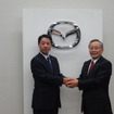 小飼雅道専務（左）と山内孝社長