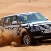砂漠で開発テストを行うランドローバー車