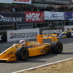 後年のイベントで走る、1980年代のホンダF1エンジン搭載車。手前がロータス、奥がウイリアムズ。