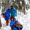 ロシアでの雪中サバイバル訓練。2012年2月に撮影されたもの。ケガ人役のミハイル・チューリン宇宙飛行士を若田宇宙飛行士らが牽引しているところだ。