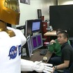 こちらは2013年3月に撮影された、NASAジョンソン宇宙センターでの様子。NASAが開発したロボット「Robonaut（ロボノート）2」の訓練を受けているところ。