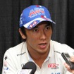 インタビューに答える佐藤琢磨選手