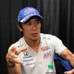 インタビューに答える佐藤琢磨選手