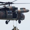 模擬戦闘訓練も実施。多用途ヘリコプター「UH-60」から降下する隊員。