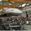 N700系先頭車を使った車体上げ、車体載せ作業。