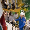 プライムクルーのドレスリハーサルを手伝うため、ソユーズ宇宙船に乗り込む若田宇宙飛行士。