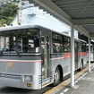 扇沢駅で発車を待つトロリーバス。鉄道車両扱いのため自動車のナンバープレートがない。