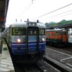 上越線は群馬県と新潟県の県境にほど近い水上駅で運転系統が分かれており、この駅で長岡行き普通列車（左）に乗り換える。