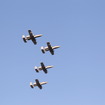 テキサス・モーター・スピードウェイのイベントで上空を飛行する航空機団