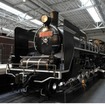 普段は公開されていないC57形蒸気機関車の運転台を特別公開する。
