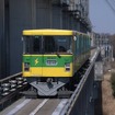 ニューシャトルの1050系（1053号編成）。同型の1052号編成が200系新幹線車両を模した塗装に変更される。