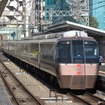 南新宿駅を通過する30000形（EXE）。2012年12月から私鉄の有料特急として初めて公衆無線LANサービスを提供している。