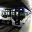 京阪電鉄の三条駅に入線中の7000系（左）と3000系（右）。