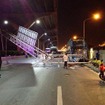 ２階建てバス衝突で道路標識倒れる　ドンムアン空港前