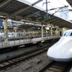 東京駅で発車を待つ東海道新幹線の「のぞみ」。