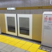 東京メトロ有楽町線銀座一丁目駅に設置されたホームドア。同線では2013年度中の全駅設置に向けて整備が進められている。