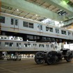 千代田工場で電車のクレーンつり上げなどを見学する。