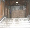 旧・万世橋駅に残る東側の階段の遺構（2006年）。