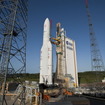 主力ロケット、大型のアリアン5ロケット。後継機アリアン5ME、アリアン6の開発と現行アリアン5の打ち上げ能力増強も予定している。