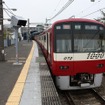 三崎口駅で発車を待つ泉岳寺行き快特。同駅を含む4駅でスタンプを三つ集めたスタンプ帳を提示すると、オリジナルペーパークラフトがプレゼントされる。