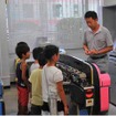 「キッズチャレンジ」では東急教習所で自動改札機の内部を見学。これ以外にもさまざまな見学、体験科目を設ける。