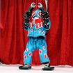 草加ロボットプロレスリングの代名詞的な存在で、ヘナチョコ・ロボット・アーティストの「流血仮面（ブルー）」。イヤらしい腰振りダンスをよく披露する下品キャラ