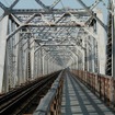 城東貨物線の淀川橋りょう。下流側（左）に線路、上流側（右）に人道橋「赤川仮橋」が併設されている。10月末限りで赤川仮橋を閉鎖して複線化工事が行われる。