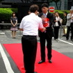 出発式で運転士に花束を贈呈するウィラー村瀬茂高社長
