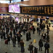 通勤客で賑わうロンドンの駅。鉄道職員への暴力は5%減少した