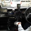タクシー車内には専用カーナビゲーションや情報端末等が装備され、アプリからタクシーを注文すると最寄の空車にダイレクトに配車指示が飛ぶ。