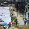 崩落したタイ一長い木橋、隣に臨時の竹橋完成