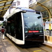 すすきの停留場で発車を待つ「ポラリス」。