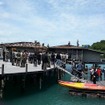 サメット島の違法営業バンガロー３軒、当局が解体