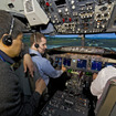 次世代737フル・フライト・シミュレーターによる飛行訓練
