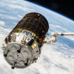 ISSのロボットアームで把持された「こうのとり」4号機（出典：JAXA/NASA）