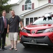 米国トヨタ販売から新型RAV4をプレゼントされたマイケル・ディー氏