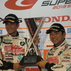 GT300優勝の谷口信輝（左）と片岡龍也。