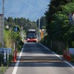 運行開始から1年が経過した気仙沼線BRT。線路敷地を活用したバス専用道を走る。