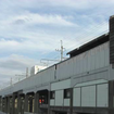 JR東日本は首都圏の3路線で防風柵の追加設置を行う。写真は高架区間に設置された防風柵