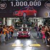米国ミシガン州のランシンググランドリバー工場からラインオフした累計生産100万台目のキャデラックATS