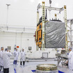 運搬装置に移されるGPS IIF-5人工衛星